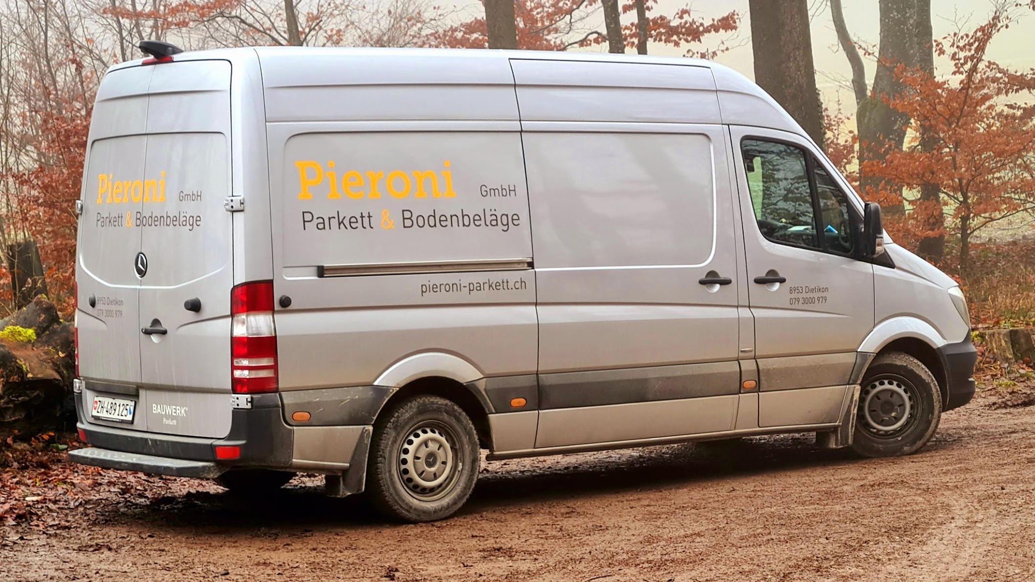 Firmenbus von Pieroni Parkett & Bodenbeläge